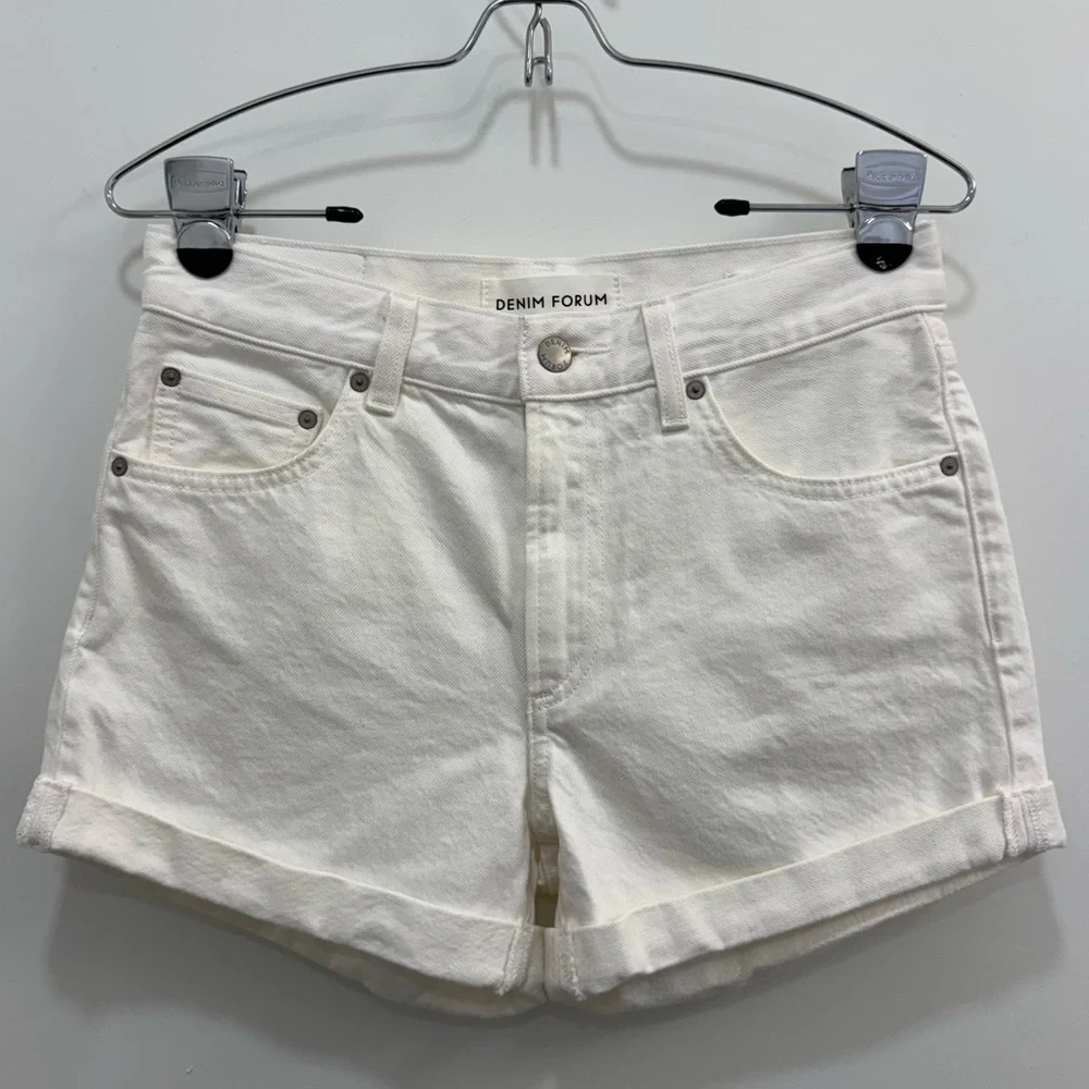Aritzia Denim Forum The '90s A-Line Hi-Rise Jean Short in white size 25